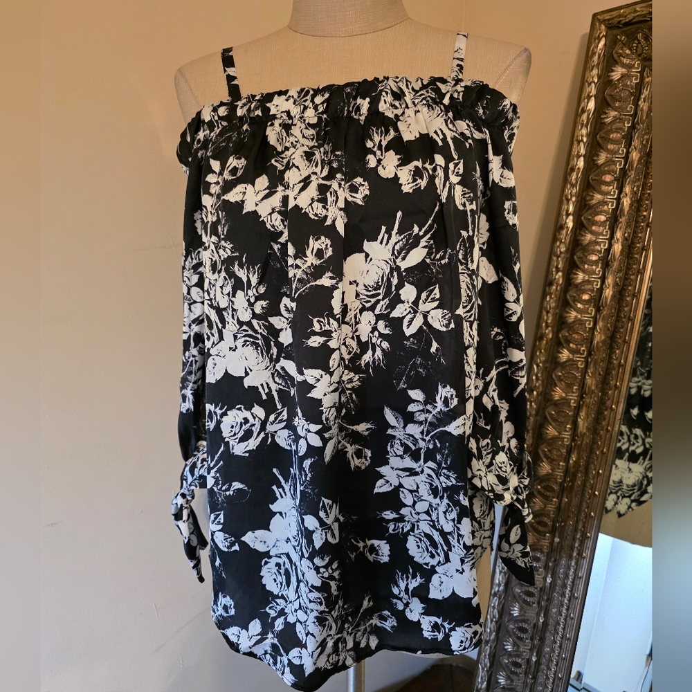I.N. San Francisco • Black and White Floral Off The Shoulder Blouse. Sz S. EUC!